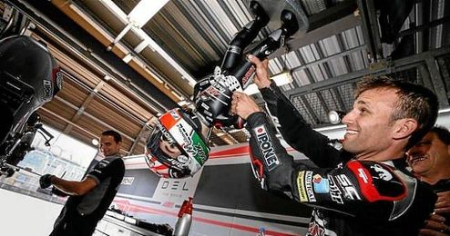 Johann Zarco celebrando su victoria en el box de Motegi. Johann Zarco celebrando su victoria en el box de Motegi.