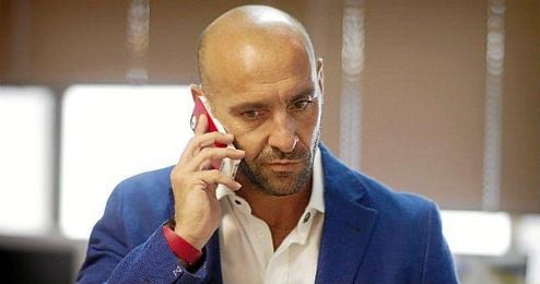 Monchi atiene el teléfono durante una entrevista a ESTADIO. Monchi atiene el teléfono durante una entrevista a ESTADIO.