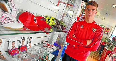 En la imagen, José María Amo posa para ESTADIO Deportivo en la ciudad deportivo, su casa deportiva desde benjamines. En la imagen, José María Amo posa para ESTADIO Deportivo en la ciudad deportivo, su casa deportiva desde benjamines.