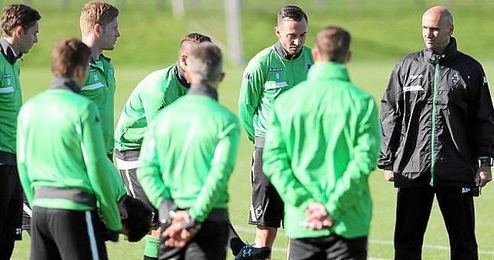 Schubert, otrora técnico del segundo equipo del Gladbach, está logrando magníficos resultados en el primero, pero su continuidad permanece en el aire. Schubert, otrora técnico del segundo equipo del Gladbach, está logrando magníficos resultados en el primero, pero su continuidad permanece en el aire.