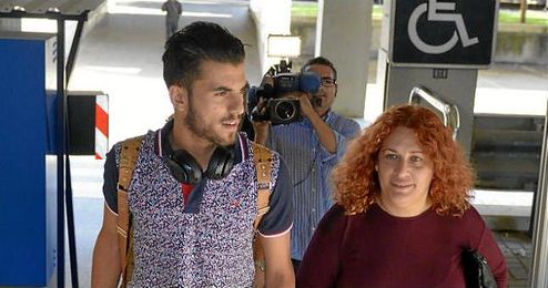 Ceballos, con su madre a su llegada a Sevilla. Ceballos, con su madre a su llegada a Sevilla.