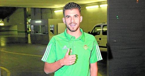 Dani Ceballos, sonriente tras estampar su renovación con el Betis hasta el 2020. Dani Ceballos, sonriente tras estampar su renovación con el Betis hasta el 2020.