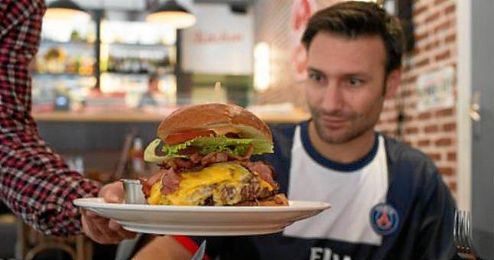 La ´Zlatan Burguer´ triunfa entre los seguidores del PSG. La ´Zlatan Burguer´ triunfa entre los seguidores del PSG.