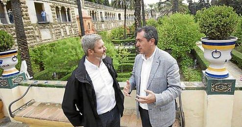Juan Espadas charlando con un representante de la serie. Juan Espadas charlando con un representante de la serie.