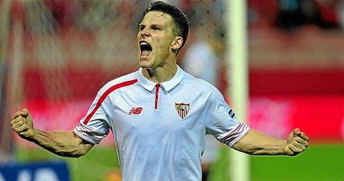 Gameiro celebra un gol. Gameiro celebra un gol.