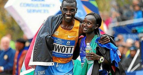 Los kenianos Biwott y Keitany celebran su triunfo en el maratón de Nueva York. Los kenianos Biwott y Keitany celebran su triunfo en el maratón de Nueva York.