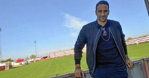 Adil Rami posa para ESTADIO Deportivo en la ciudad deportiva nervionense. Adil Rami posa para ESTADIO Deportivo en la ciudad deportiva nervionense.