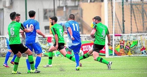 Roberto, a la izquierda, fue el autor de los goles contra el Pedrera. Roberto, a la izquierda, fue el autor de los goles contra el Pedrera.