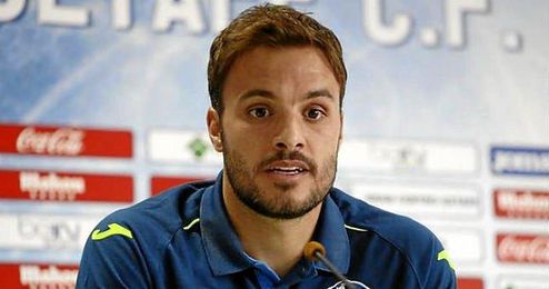 Pedro León admitió en sala de prensa que Iniesta les llamó para disculparse. Pedro León admitió en sala de prensa que Iniesta les llamó para disculparse.