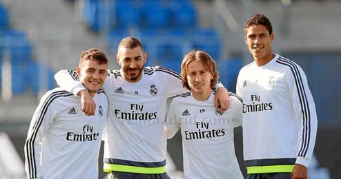 Karim Benzema posa con sus compañeros en el entrenamiento. Karim Benzema posa con sus compañeros en el entrenamiento.