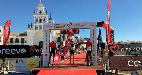 Raúl Delgado llegó el primero a la meta en El Roció del Doñana Trail Marathon. Raúl Delgado llegó el primero a la meta en El Roció del Doñana Trail Marathon.