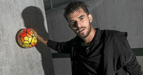 El jugador del Betis Dani Ceballos posa para las cámaras de ESTADIO. El jugador del Betis Dani Ceballos posa para las cámaras de ESTADIO.