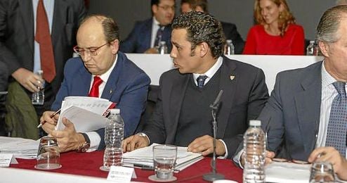 Castro y Del Nido Carrasco, en la junta de accionista del Sevilla del pasado año. Castro y Del Nido Carrasco, en la junta de accionista del Sevilla del pasado año.