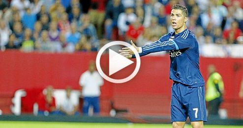 Ronaldo protesta una acción en el Sevilla-Real Madrid. Ronaldo protesta una acción en el Sevilla-Real Madrid.