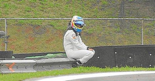 El McLaren de Alonso salió ardiendo y así se quedó el asturiano. El McLaren de Alonso salió ardiendo y así se quedó el asturiano.