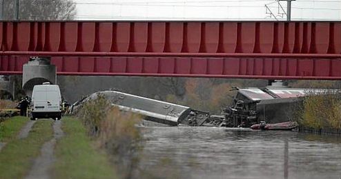 La policía asocia la causa más probable del siniestro a un exceso de velocidad del TGV. La policía asocia la causa más probable del siniestro a un exceso de velocidad del TGV.