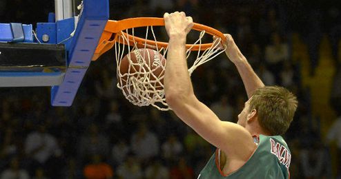 Balvin ejecuta un mate durante el derbi ante Unicaja. Balvin ejecuta un mate durante el derbi ante Unicaja.
