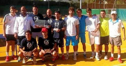 En la lucha por evitar el descenso a Segunda, los sevillanos del Bernier se imponían por 5-2 al equipo de la Real Sociedad de Tenis de Granada. En la lucha por evitar el descenso a Segunda, los sevillanos del Bernier se imponían por 5-2 al equipo de la Real Sociedad de Tenis de Granada.