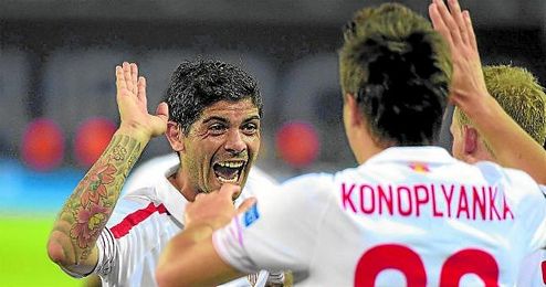 Banega, Konoplyanka y Krohn-Dehli, en la imagen celebrando un gol. Banega, Konoplyanka y Krohn-Dehli, en la imagen celebrando un gol.