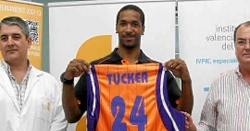Tucker fichó por el Valencia en julio de 2012 con un contrato que incluía una cláusula de rescisión de un millón de euros si alguna de las dos partes decidía romper unilateralmente el acuerdo. Tucker fichó por el Valencia en julio de 2012 con un contrato que incluía una cláusula de rescisión de un millón de euros si alguna de las dos partes decidía romper unilateralmente el acuerdo.
