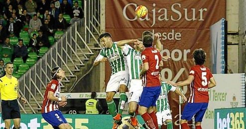 Lance del partido entre el Betis y el Atlético en el Villamarín. Lance del partido entre el Betis y el Atlético en el Villamarín.