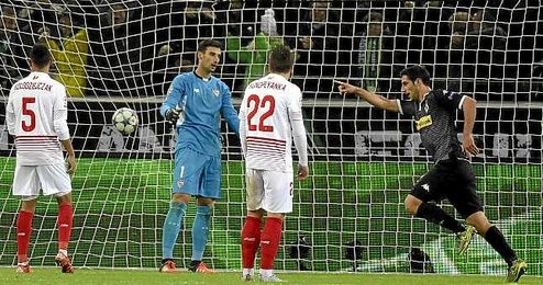 Stindl celebra el 1-0 tras cazar un disparo de Xhaka. Stindl celebra el 1-0 tras cazar un disparo de Xhaka.