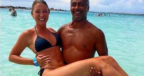 Romario y Dixie, juntos en la playa de vacaciones. Romario y Dixie, juntos en la playa de vacaciones.