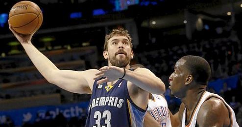 Marc Gasol ante la oposición de un rival. Marc Gasol ante la oposición de un rival.