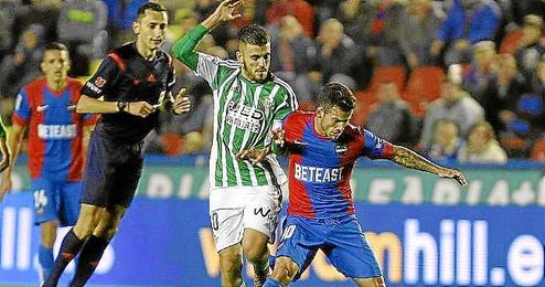 Dani Ceballos presiona a un jugador del Levante. Dani Ceballos presiona a un jugador del Levante.