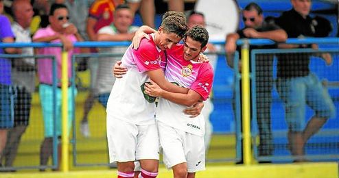 Salvi, (izquierda) abrazado a Edu Calderón, suma cinco goles en el presente campeonato. Salvi, (izquierda) abrazado a Edu Calderón, suma cinco goles en el presente campeonato.