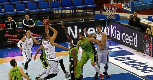 El C.B. Sevilla sufre ante el colista de la ACB. El C.B. Sevilla sufre ante el colista de la ACB.