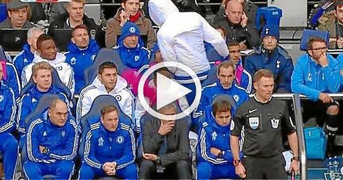 Diego Costa se enfada, lanza el peto y casi da a Mourinho Diego Costa se enfada, lanza el peto y casi da a Mourinho