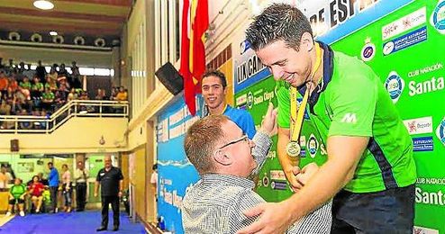 Mario Cortés recoge su medalla de oro en los 200 braza. Mario Cortés recoge su medalla de oro en los 200 braza.