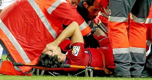 En la imagen, Tiago es retirado en camilla durante el partido. En la imagen, Tiago es retirado en camilla durante el partido.