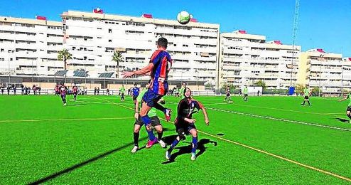 Bili salta de cabeza ante un rival rinconero y Juani Chacón. Bili salta de cabeza ante un rival rinconero y Juani Chacón.