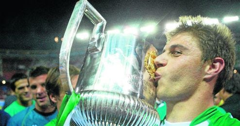 Joaquín, besando la última Copa del Rey conseguida por el Betis.