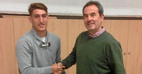 Eliseo posa junto a Ramón Vázquez tras la firma del contrato. Eliseo posa junto a Ramón Vázquez tras la firma del contrato.