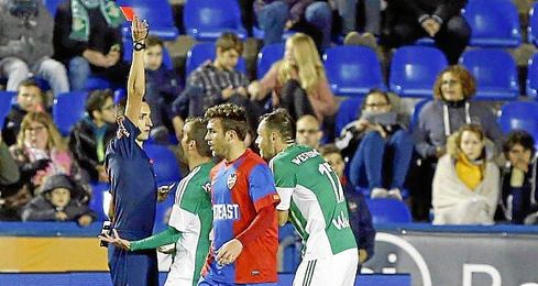 Momento en el que el árbitro expulsa a Westermann en el Ciudad de Valencia. Momento en el que el árbitro expulsa a Westermann en el Ciudad de Valencia.