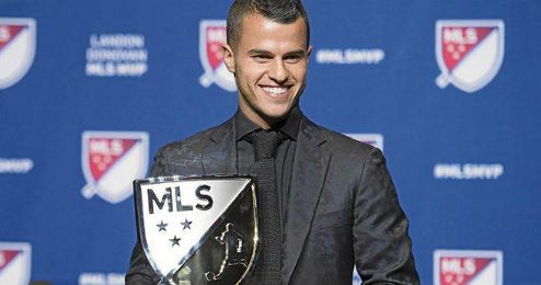 Giovinco posa con el trofeo que lo acredita como MVP de la liga norteamericana de fútbol. Giovinco posa con el trofeo que lo acredita como MVP de la liga norteamericana de fútbol.