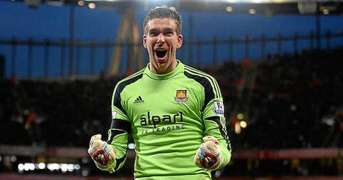 Adrián San Miguel anotando el penalti definitivo ante el Everton en FA Cup. Adrián San Miguel anotando el penalti definitivo ante el Everton en FA Cup.