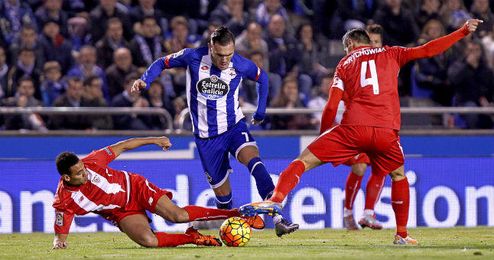 El Depor fue un rival a la altura de un tosco duelo. El Depor fue un rival a la altura de un tosco duelo.