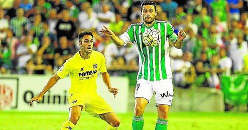 Jorge Molina controlando un balón ante el Villarreal. Jorge Molina controlando un balón ante el Villarreal.