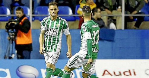 Rubén Castro celebrando un tanto anotado con Varela. Rubén Castro celebrando un tanto anotado con Varela.