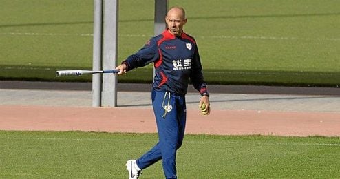 El técnico vuelve a chocar con uno de sus futbolistas. El técnico vuelve a chocar con uno de sus futbolistas.