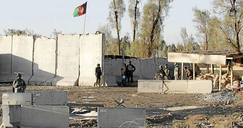 Las fuerzas del orden aguardan cerca del aeropuerto de Kandahar. Las fuerzas del orden aguardan cerca del aeropuerto de Kandahar.