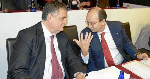 El consejero del Sevilla, Juan Luis Villanueva, junto al presidente, José Castro. El consejero del Sevilla, Juan Luis Villanueva, junto al presidente, José Castro.