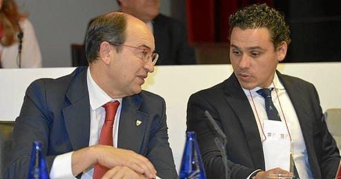 José Castro y Del Nido Carrasco, en la junta de ayer. José Castro y Del Nido Carrasco, en la junta de ayer.