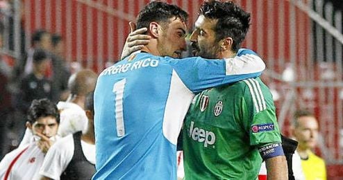 Buffon felicitó a Sergio Rico por su gran partido. Buffon felicitó a Sergio Rico por su gran partido.