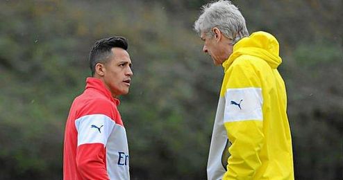 Arsene Wenger y Alexis, durante un entrenamiento. Arsene Wenger y Alexis, durante un entrenamiento.