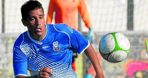 En la imagen, ´Chico´, futbolista de la UDTomares. En la imagen, ´Chico´, futbolista de la UDTomares.